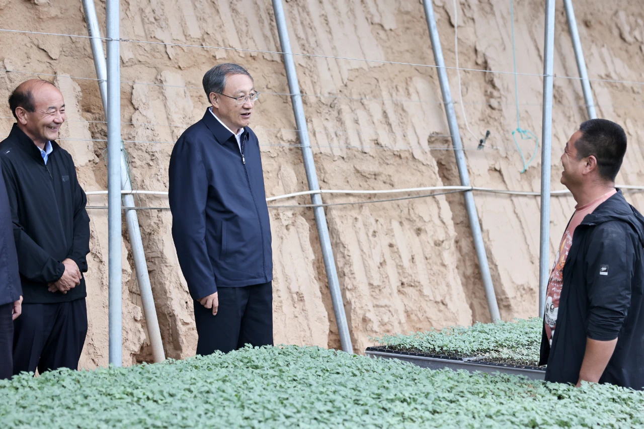 李邑飞在红寺堡区水发浩海现代农业产业园，调研设施农业发展及联农带农情况.jpg